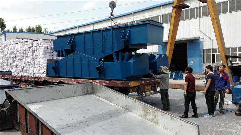 河北3臺(tái)1245直線篩客戶卸貨現(xiàn)場(chǎng)