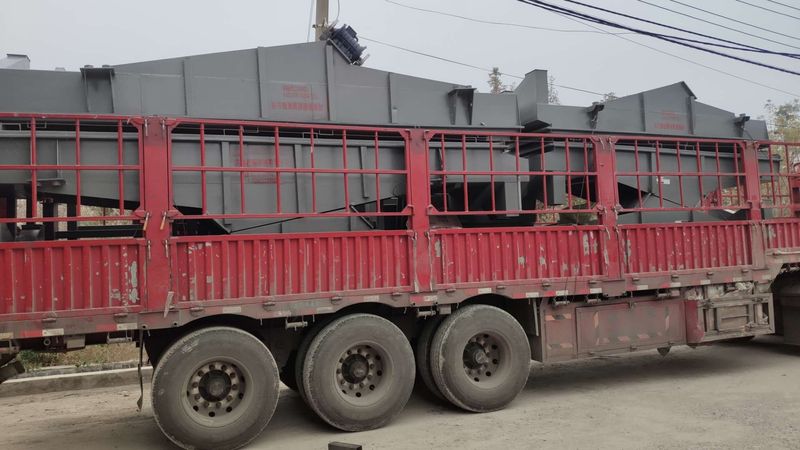 江西新材料客戶(hù)4臺(tái)1550直線篩裝車(chē)發(fā)貨現(xiàn)場(chǎng)