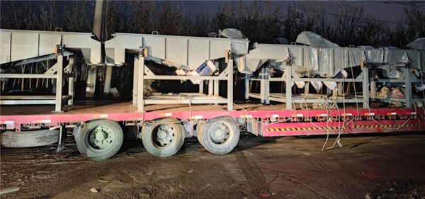 10臺直線篩發貨，優化工藝結構，改進進出料口和防塵口