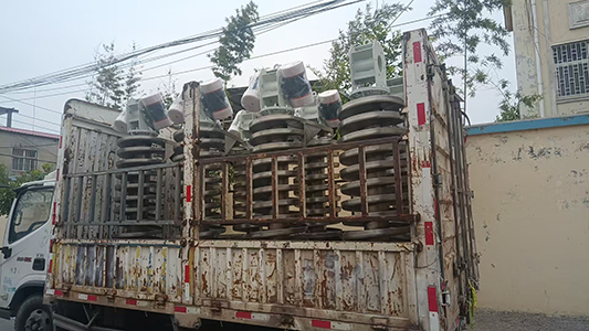 客戶定制一批垂直提升機發(fā)貨