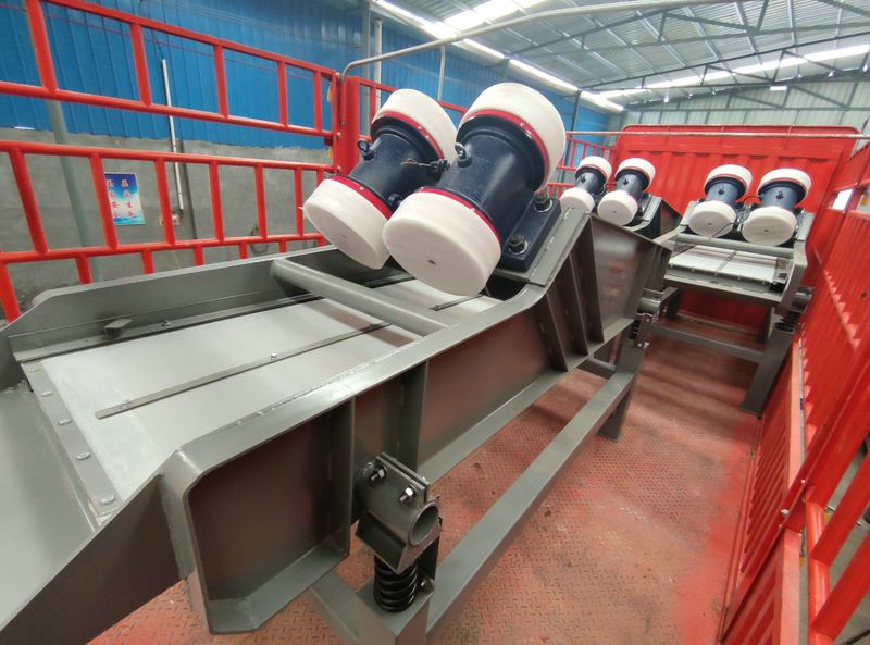 湖南客戶(hù)3臺(tái)脫水篩裝車(chē)發(fā)貨現(xiàn)場(chǎng)