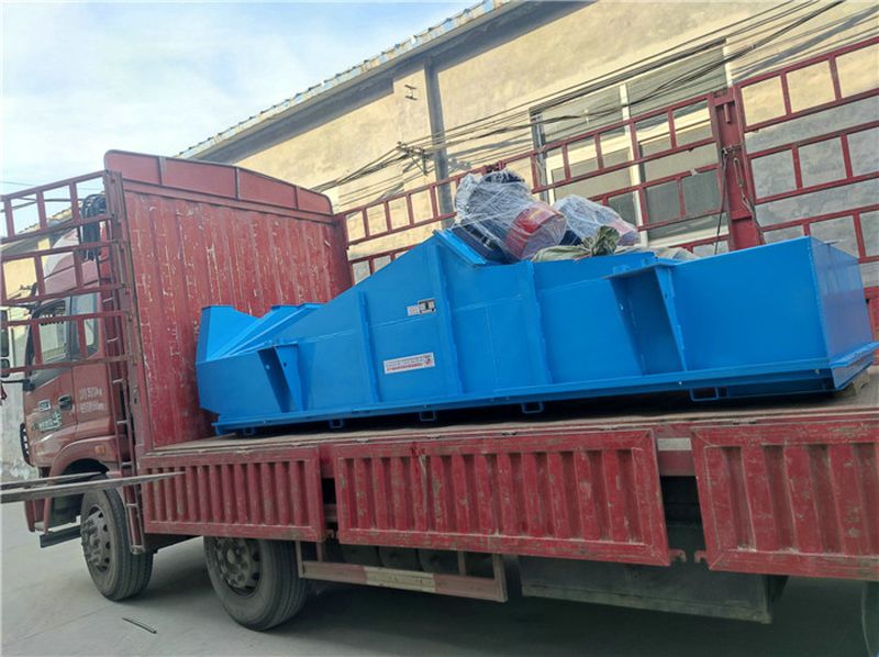 江蘇宿遷1040直線篩裝車(chē)發(fā)貨現(xiàn)場(chǎng)