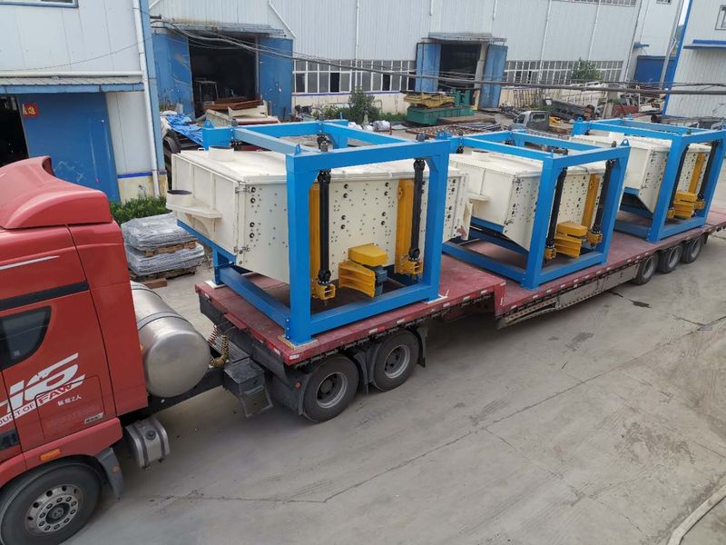內(nèi)蒙客戶3臺(tái)1540雙4方形搖擺篩裝車發(fā)貨現(xiàn)場
